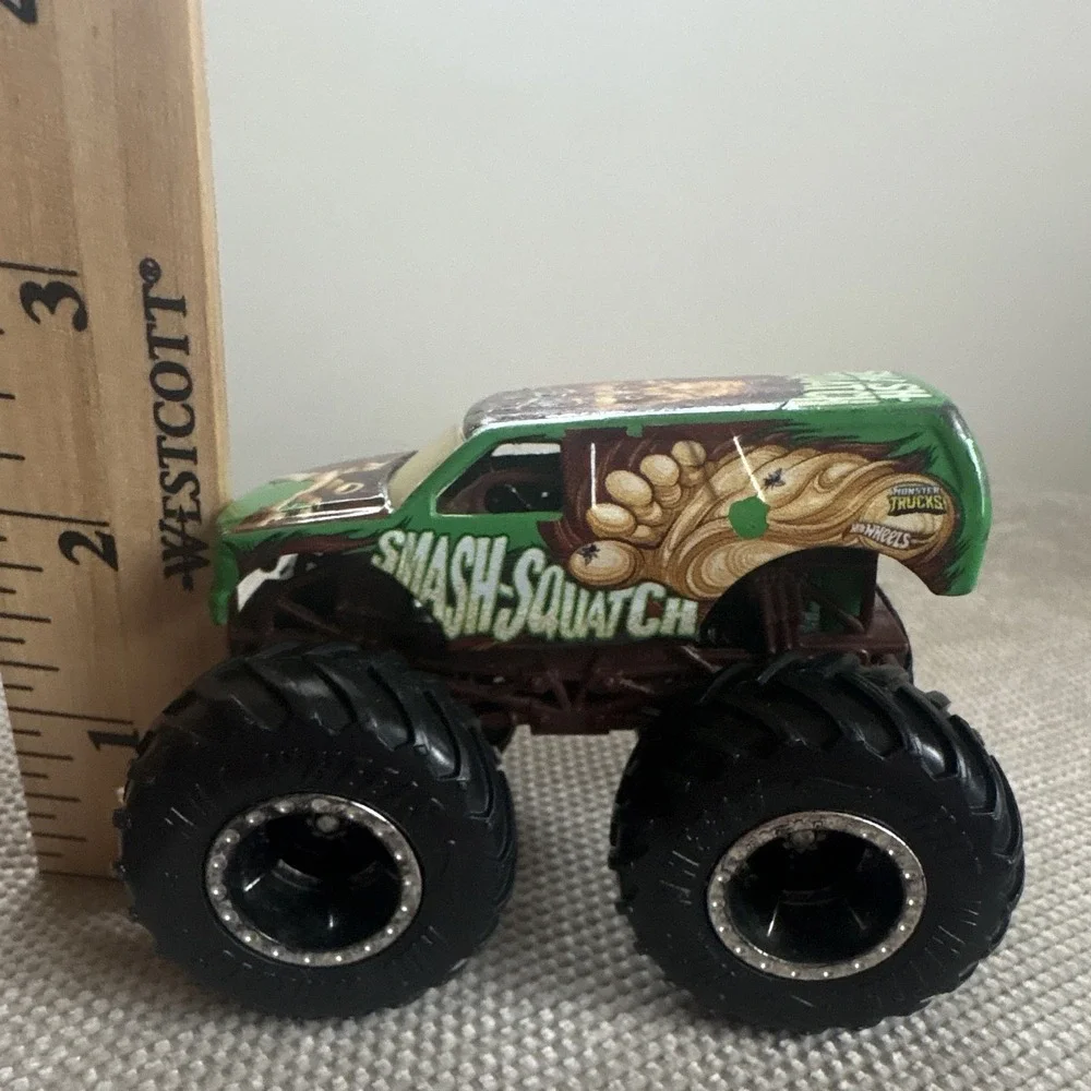 Hot Wheels Monster Jam Smash-Squatch Monster Truck 1:64 Diecast Green